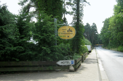 Hotelzufahrt mit Firmenschild Weißdornbusch von rechts kommend